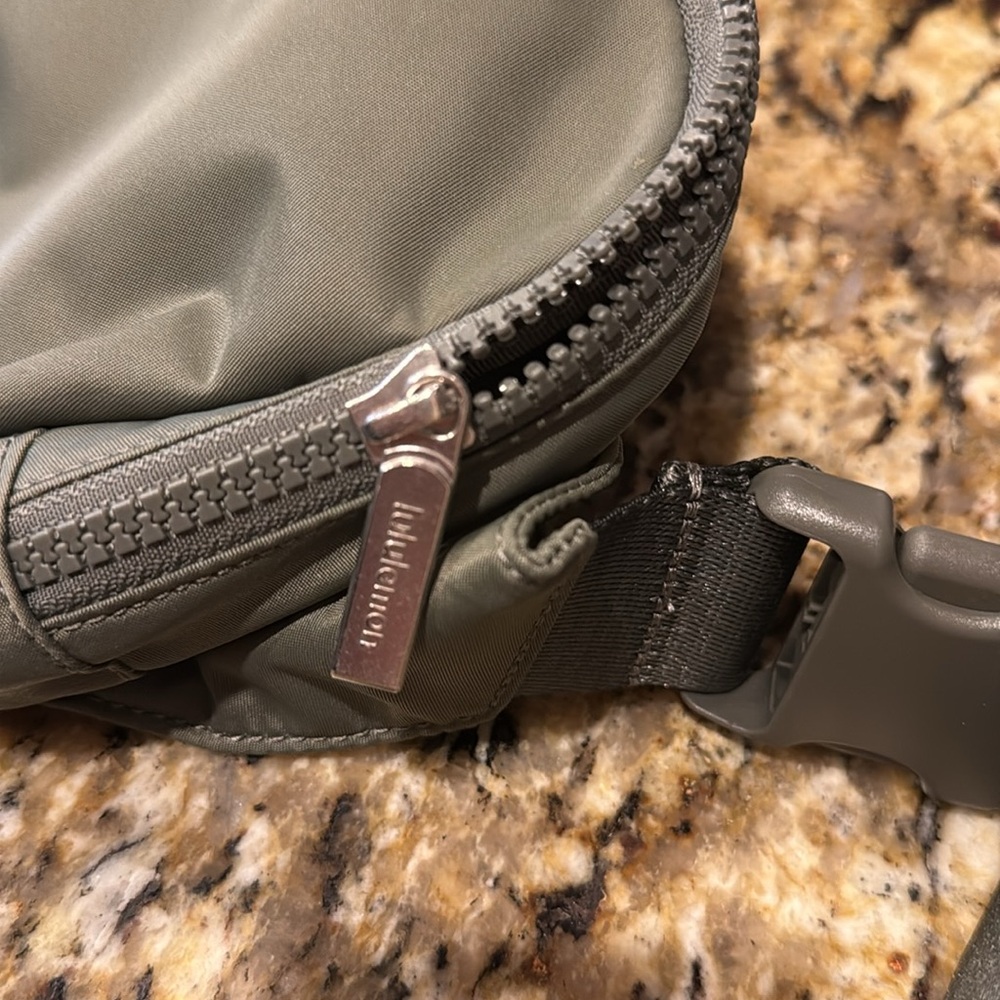 Lululemon belt bag, olive green - Picture 3 of 5